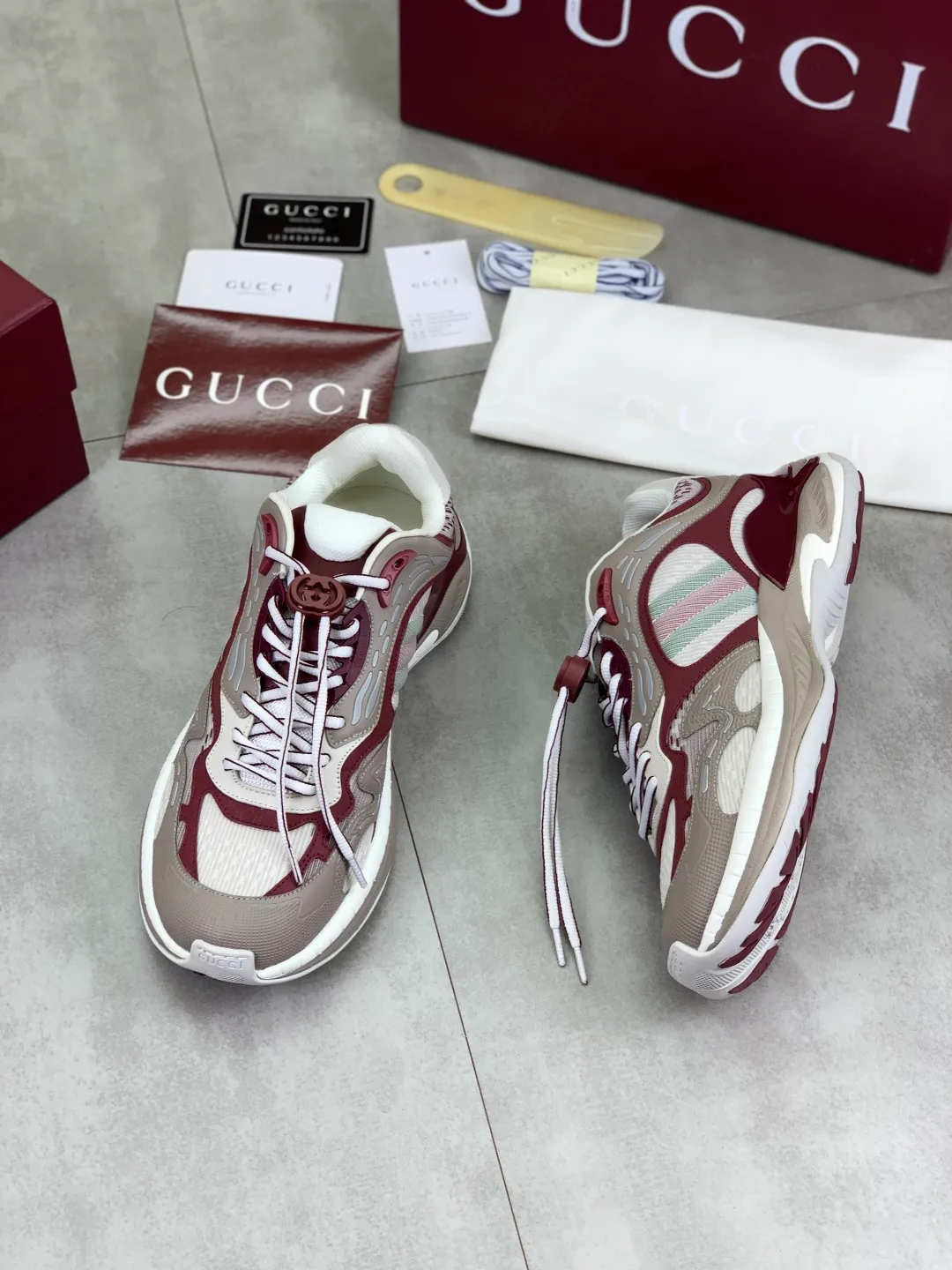 Men's shoes 💰P980 new style 💰 Gucci, couple style, women's style will be released later, new 2.0 futuristic sneakers‼ ️A pair of subversive sneakers is here. Gucci 2.0, a full series of 4 colors with key investment, smart silhouette: slightly curved forefoot design, you can clearly feel the propulsion when commuting and trotting, and it can enhance the sense of line extension when paired with wide-leg pants or cycling pants. EVA thick soles not only have a comfortable height-increasing effect, but also reduce weight (it actually lasts 3 hours of shopping without tiring your feet!) Highlight moments for lazy people: 2. Just choose it for airport wear! You can take them off in seconds after passing the security check (you can put them on as soon as you lift the heel strap), because the shoes come with a sliding buckle, so no need! ! Tie your shoes. Really achieve the sense of relaxation that goes with you. Size: Female 35-40 Male 39-45